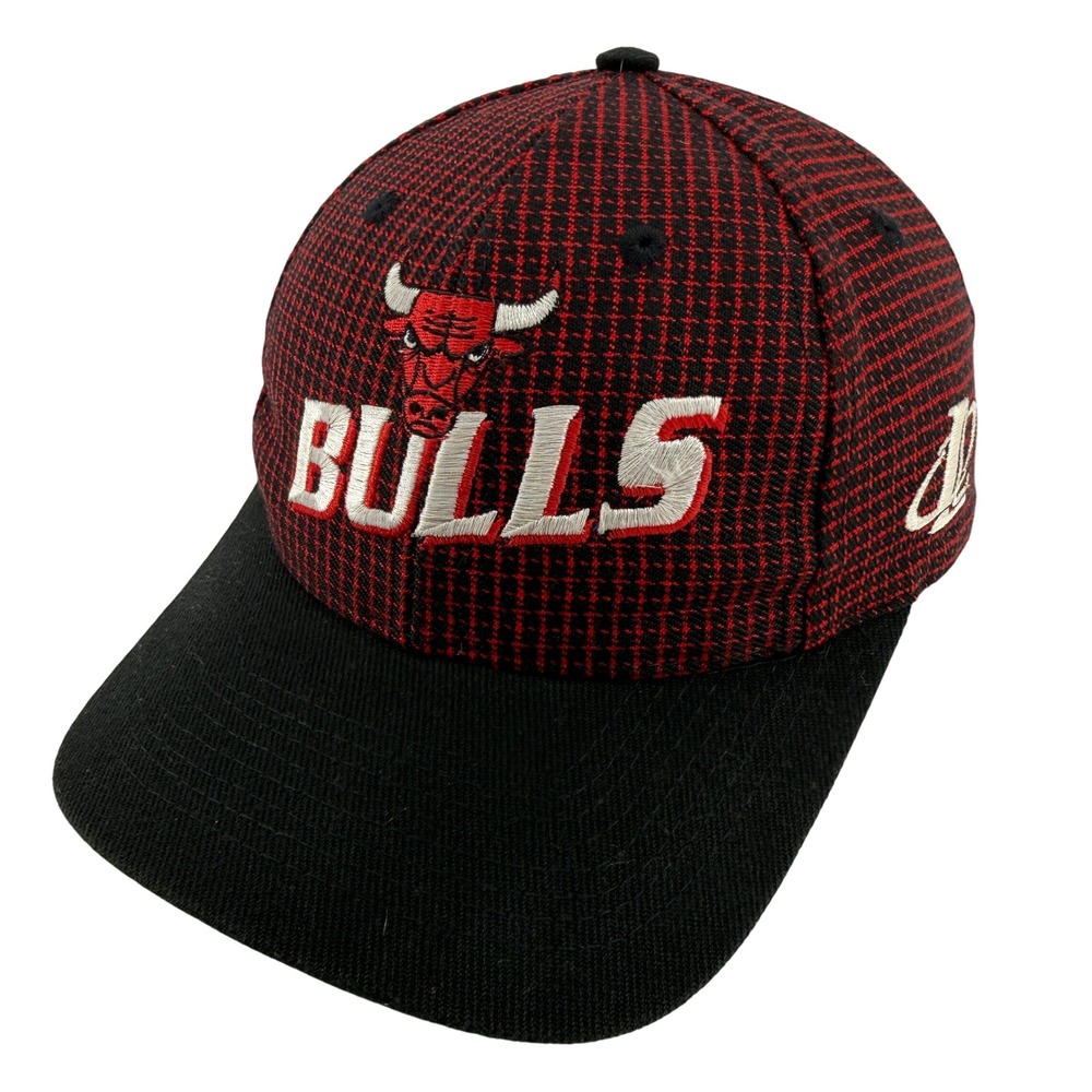 Chicago Bulls Hat Mens OSFA Red Black Wool Blend Snapback Logo Athletic NBA 90s